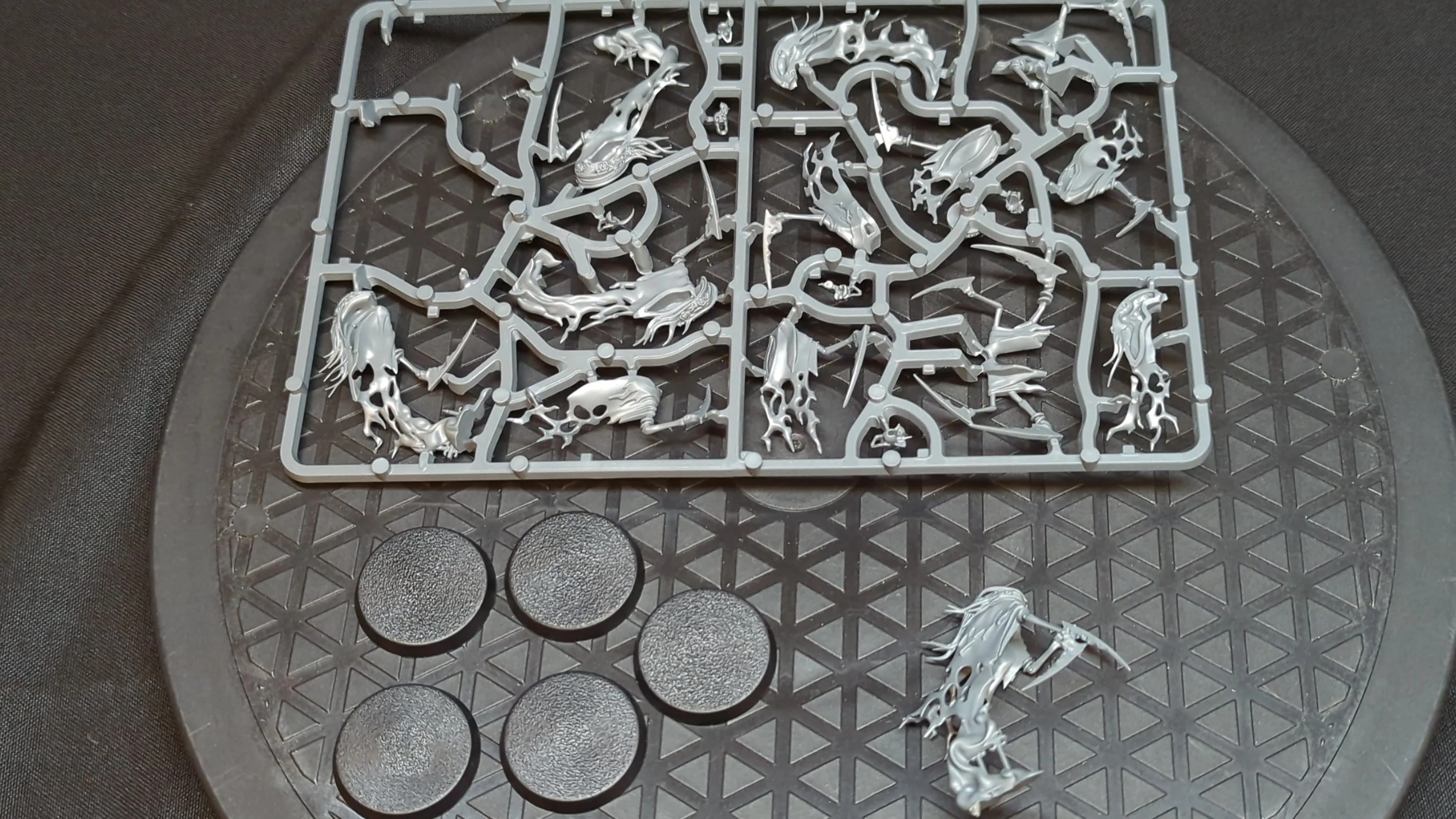 Age of Sigmar Nighthaunt Dreadscythe Harridans x5 - Image 2