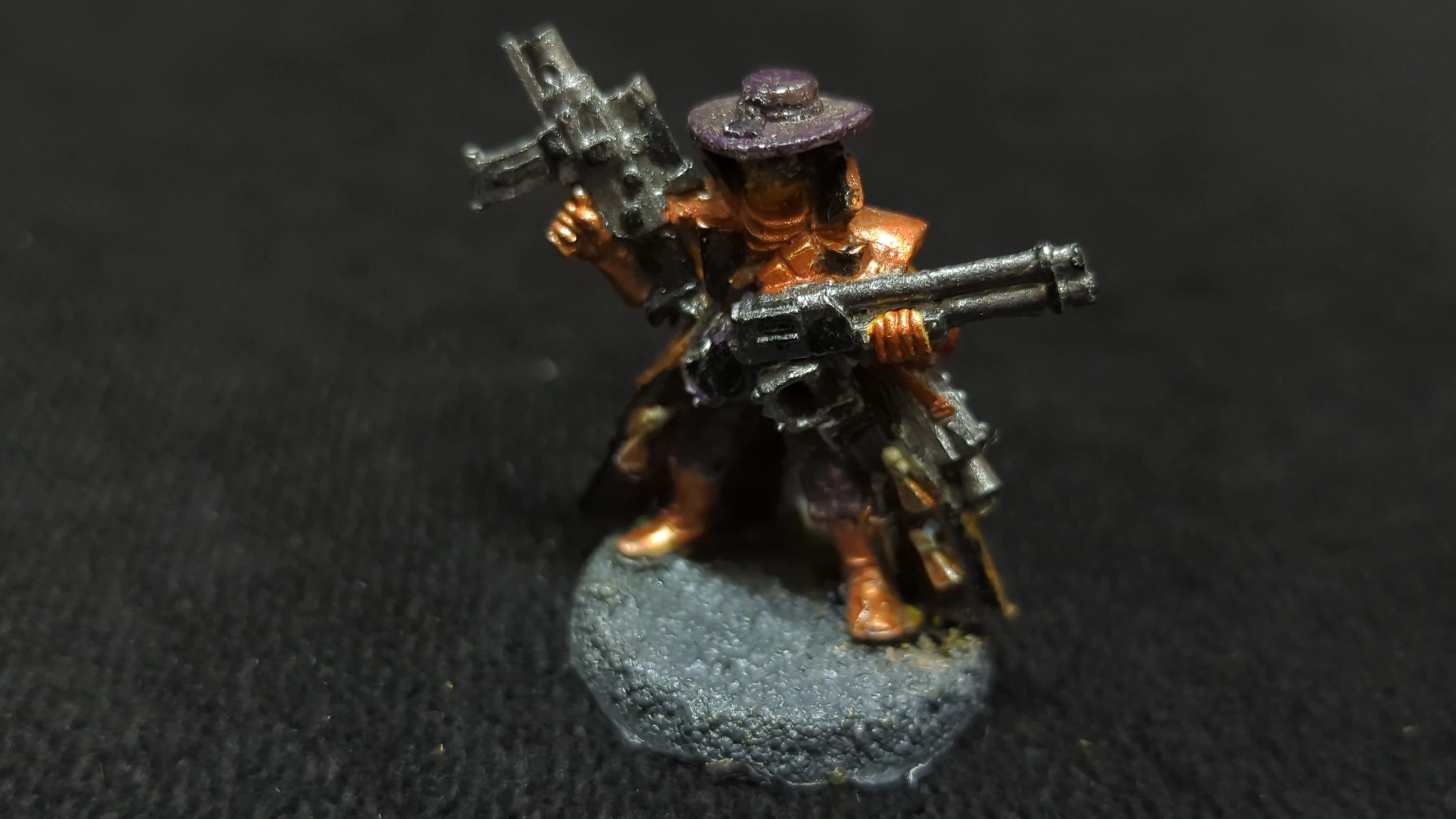 Necromunda Necromunda Outlander Bounty Hunter Trench Coat Delaque x1 OOP Painted